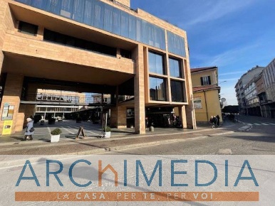 Foto Ufficio in P.zza XX Settembre, Varese Centro di 125 m² con 3 locali