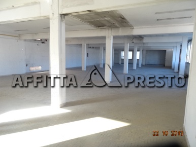 Foto Attività commerciale in Via Romana, Lucca Arancio di 780 m² in affitto