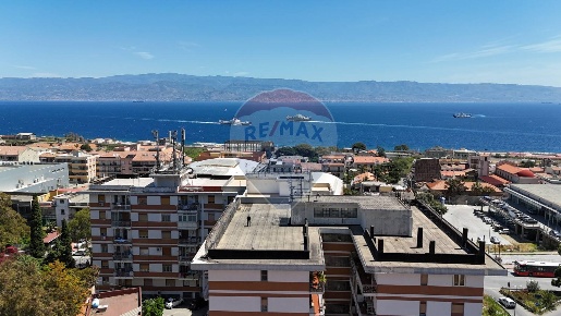 Foto Attività commerciale in strada statale 114, Messina Mili di 751 m²