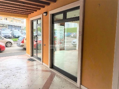 Foto Attività commerciale in VIA ROMA, Lonigo Centro di 70 m² con 2 locali