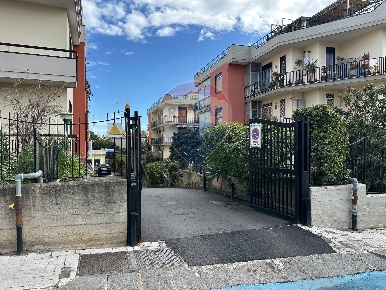 Foto Locale commerciale in Via Bergamo, Catania Cibali di 187 m² in affitto