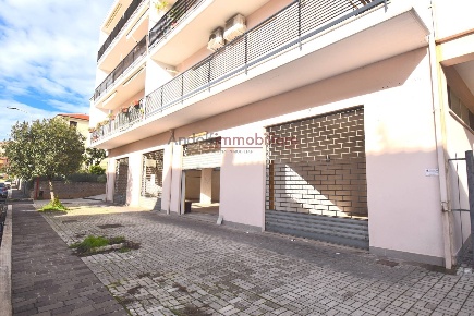 Foto Locale commerciale in Via della Provincia, Itri Centro di 170 m²