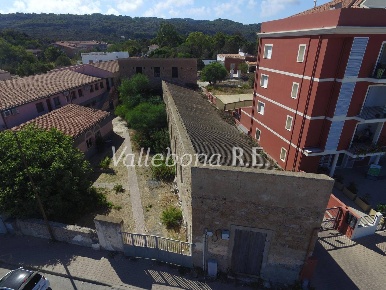 Foto Locale commerciale in Via I Maggio, Carloforte di 300 m² con 2 locali