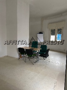 Foto Ufficio a Livorno di 100 m² con 5 locali in affitto