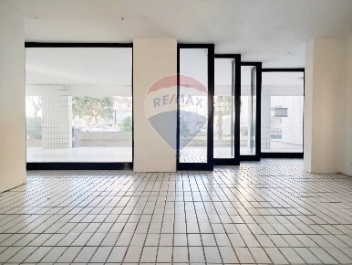 Foto Locale commerciale in Via Lorenzo Perosi, Bari San Girolamo di 65 m²