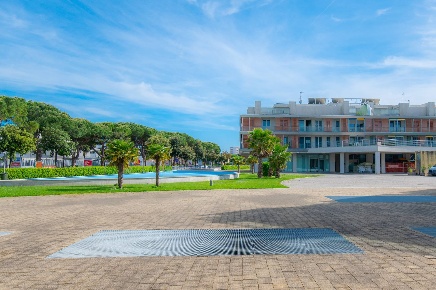 Foto Locale commerciale in Piazza L. Tenco, Jesolo Lido Centro Ovest