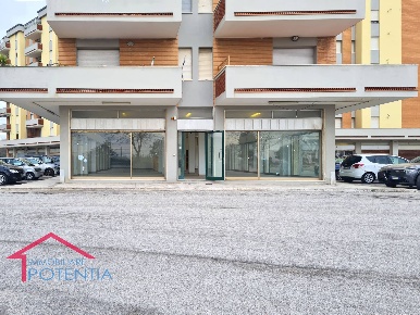 Foto Negozio in c.da foce asola, Civitanova Marche di 102 m² con 1 locali