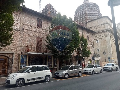 Foto Locale commerciale in Via Patrono d'Italia, Assisi di 260 m²