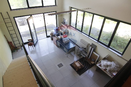 Foto Ufficio in Vicolo Mulini, Cocquio-Trevisago di 700 m² con 5 locali