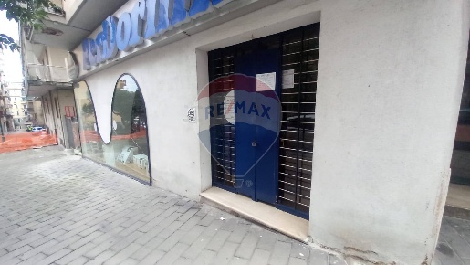 Foto Locale commerciale in Via Lorenzo Cavaliero, Salerno Carmine di 145 m²
