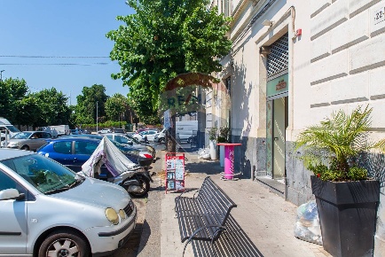 Foto Attività commerciale in Piazza Agostino Pennisi, Acireale di 70 m²