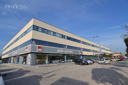 Foto Locale commerciale in Via Pasubio, San Benedetto del Tronto di 280 m²
