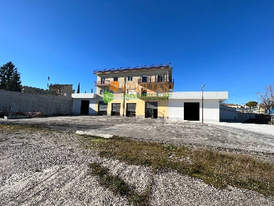 Foto Locale commerciale in Contrada Colle delle Api, Campobasso di 800 m²