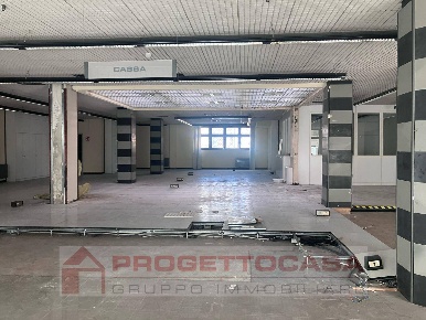 Foto Locale commerciale in Via Napoli, Ascoli Piceno di 550 m² con 8 locali