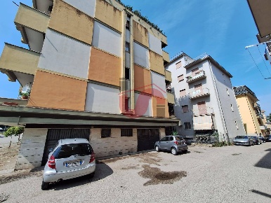 Foto Attività commerciale in Via Biagio Cusano, Benevento di 60 m²