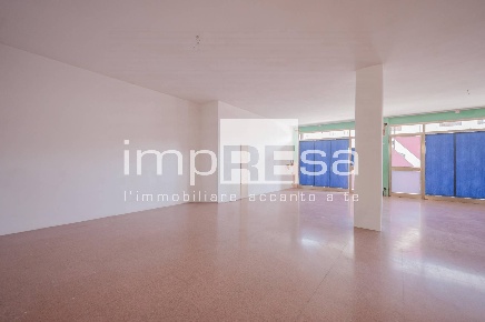 Foto Negozio in via Europa Unita, Paese Postioma di 200 m² con 2 locali