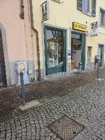Foto Attività commerciale in via De Micheli, Covo di 100 m² con 3 locali