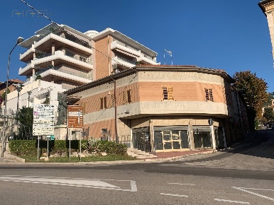 Foto Locale commerciale in Via Sant'Agostino, Grottammare di 210 m²