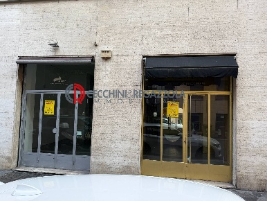 Foto Negozio in Via Marsala, Milano Moscova di 70 m² con 2 locali