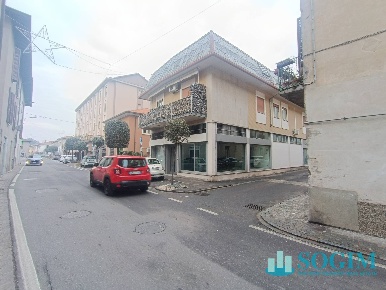 Foto Locale commerciale in Via Varesina, Lurate Caccivio Centro di 165 m²