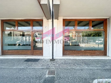 Foto Negozio in Via Da Vinci, Castelmassa di 97 m² con 3 locali in vendita