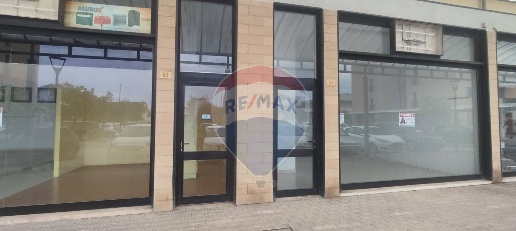 Foto Locale commerciale in Via Musone, Pescara Tirino di 342 m² in vendita