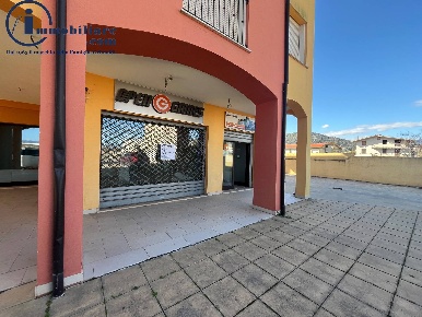 Foto Negozio in Via Antonio Scorcu, Tortolì Centro di 270 m² in vendita