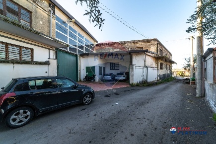 Foto Locale commerciale in Contrada Schettino, Paternò di 1300 m²