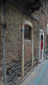Foto Magazzino in via delle finanze, Catania Centro Storico di 15 m²