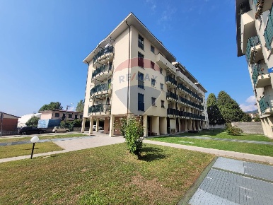 Foto Negozio in Via Marconi, Gavirate Centro di 79 m² con 3 locali