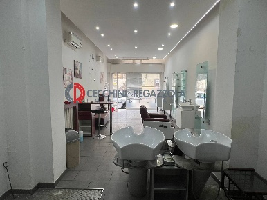 Foto Negozio in Via Cinque Maggio, Milano Quarto Oggiaro di 40 m²