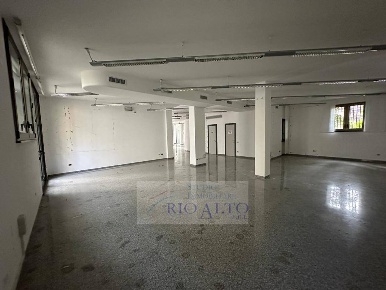 Foto Ufficio a Venezia Mestre di 304 m² con 7 locali in affitto
