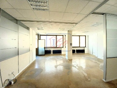 Foto Locale commerciale in via michelangelo, Trezzo sull'Adda di 180 m²