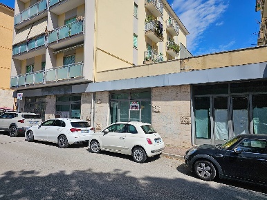 Foto Locale commerciale in Via Napoli, Ascoli Piceno di 550 m² in vendita