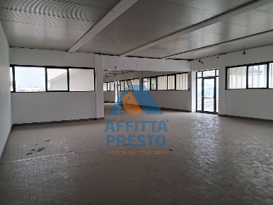 Foto Attività commerciale a Pontedera di 320 m² in affitto