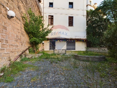 Foto Locale commerciale a Formello Centro di 80 m² con 2 locali in affitto
