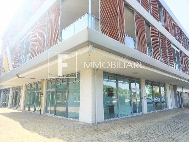 Foto Locale commerciale in via modugno, Jesolo Lido Centro Ovest di 220 m²
