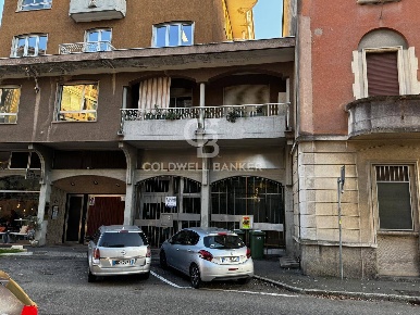 Foto Negozio in VIA VITTORIO VENETO, Castellanza di 390 m² con 12 locali