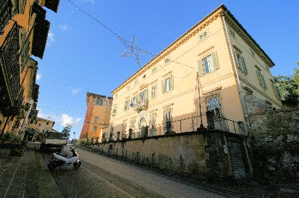 Foto Residence a Poggio a Caiano Centro di 215 m² con 9 locali in vendita