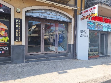 Foto Negozio in via Roma, Mascalucia Centro di 120 m² con 3 locali