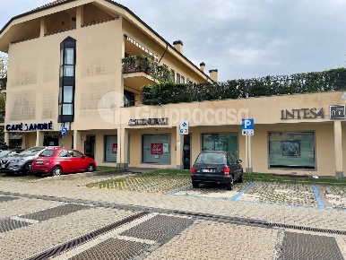 Foto Locale commerciale in Via Volta, Magenta Centro di 67 m² con 1 locali