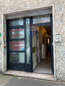 Foto Locale commerciale in Via Valsolda, Roma Città Giardino di 63 m²
