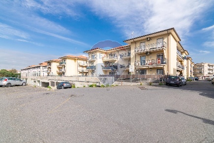Foto Locale commerciale in Via Nazionale, Motta Sant'Anastasia di 450 m²