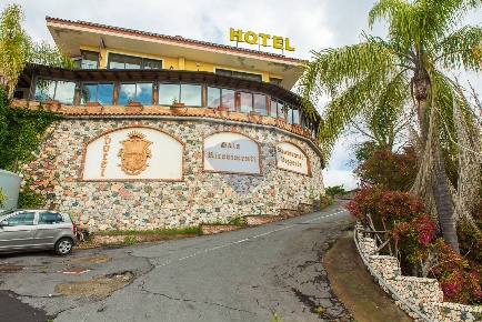 Foto Hotel in via IV novembre, Zafferana Etnea Centro di 1500 m² in vendita