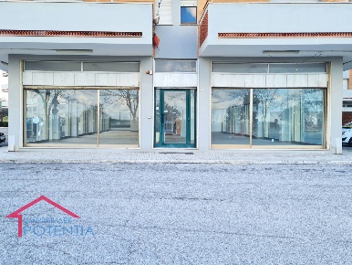 Foto Negozio in c.da foce asola, Potenza Picena di 102 m² con 1 locali