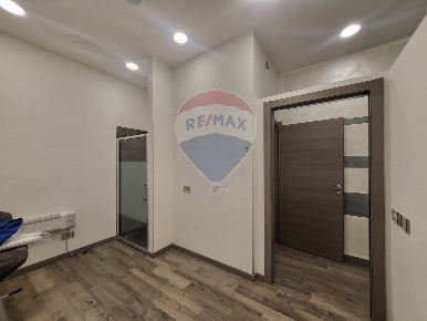 Foto Negozio in Via Rossini, Casnate con Bernate Centro di 43 m² in affitto