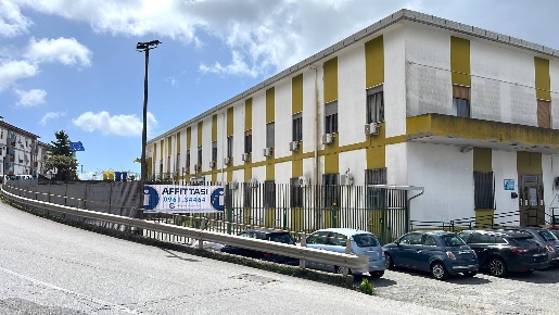 Foto Ufficio in viale Tommaso Campanella, Catanzaro di 500 m² con 10 locali