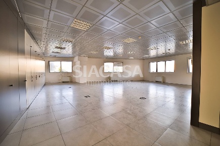 Foto Ufficio a Telgate di 3706 m² con 4 locali in affitto