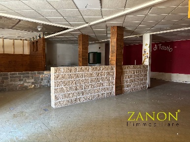 Foto Locale commerciale in Via Udine, Gorizia Centro di 140 m² in vendita