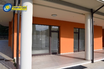 Foto Locale commerciale in Piano Della Lenta, Teramo Centro di 180 m²